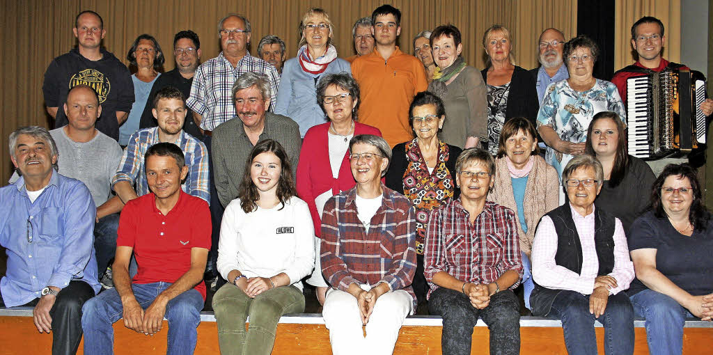 Die Laienschauspieler fr das Theaterstck anlsslich des Todtmooser Ortsjubilums schauten sich dieser Tage die Bhne des Kurhauses genau an. Hier wird ab dem 27. Juni einmal wchentlich geprobt. Foto: Andreas Bhm
