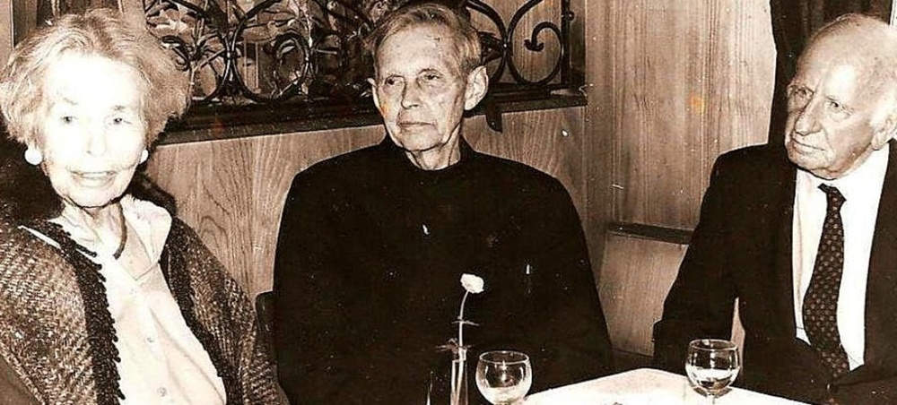 Maria Hippius-Grfin Drckheim mit Religionsphilosoph, Missionar und Zen-Meister Pater Hugo M. Enomiya-Lassalle und Karlfried Graf Drckheim (von links) bei einem Vesper im Gasthaus Hirschen Foto: Margitta Pean