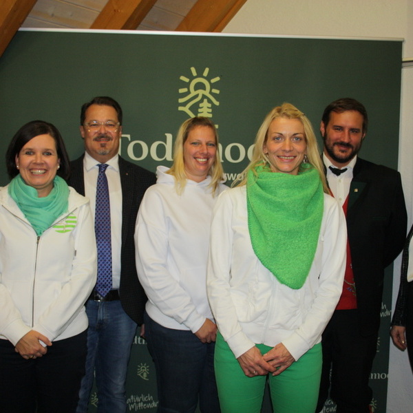 Bürgermeister Marcel Schneider mit Vertreterinnen der Sparkasse sowie der Tanzgarde Todtmoos und der Trachtenkapelle Todtmoos  Bürgermeister Marcel Schneider mit Vertreterinnen der Sparkasse sowie der Tanzgarde Todtmoos und der Trachtenkapelle Todtmoos