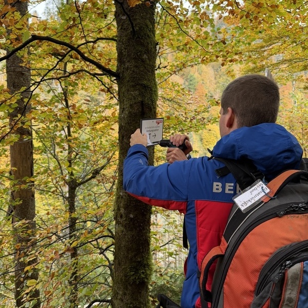 Die Bergwacht Todtmoos bringt die neuen Schilder an
