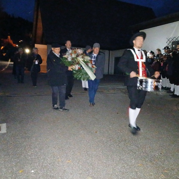 Der Kranz wird zum Gedenkstein getragen