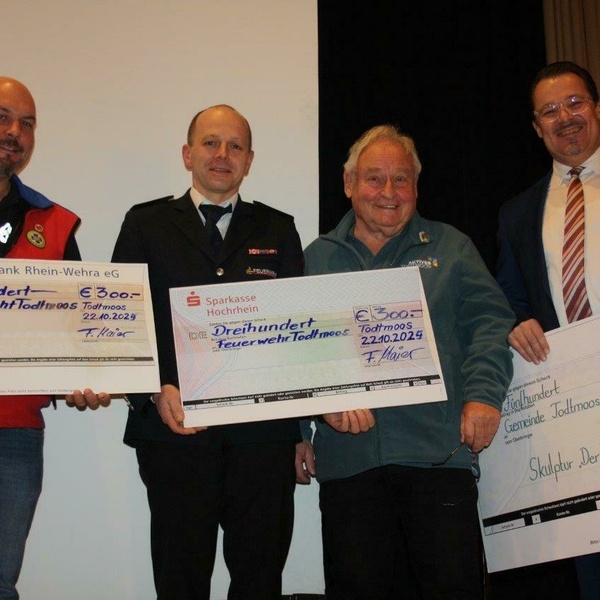 Frieder Maier von aktiv Todtmoos �berreichte der Gemeinde Todtmoos, der Bergwacht Todtmoos und der freiwilligen Feuerwehr einen Scheck