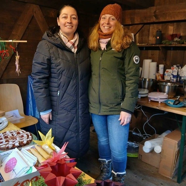 Angelika Jaschke und Diana Siegwart an ihrem Verkaufsstand 