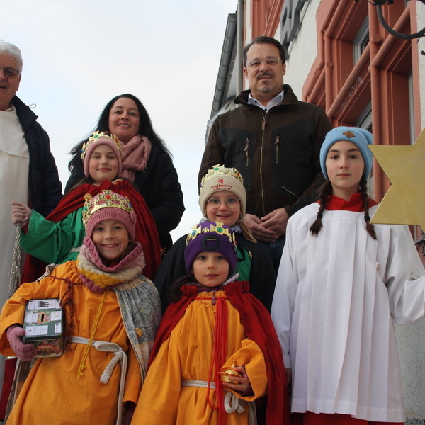 Die Sternsinger mit Pater Roman und B�rgermeister Marcel Schneider