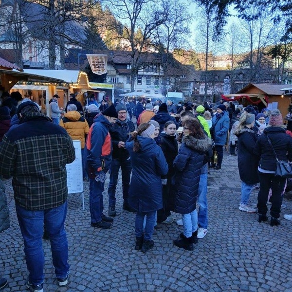 viele Besucher am Winterdorf