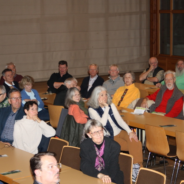 Interessierte B�rger/innen in der Wehratalhalle