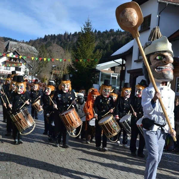 Umzugsteilnehmer w�hrend dem Umzug 