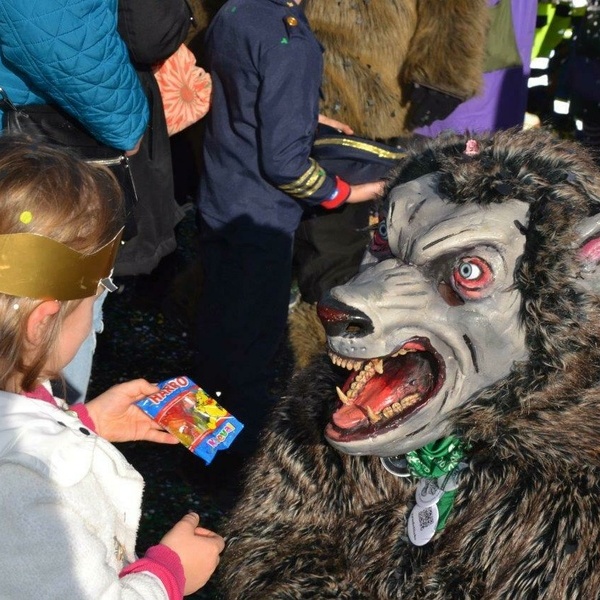 Umzugsteilnehmer w�hrend dem Umzug