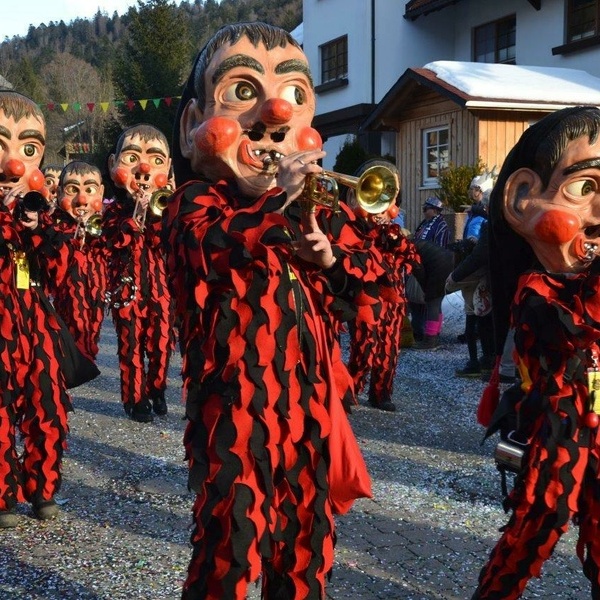 Umzugsteilnehmer w�hrend dem Umzug