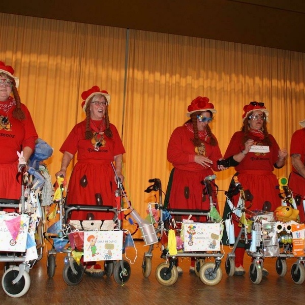 Die Lebk�chler bei ihrem Auftritt in der Halle