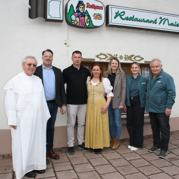 Pater Mirko, B�rgermeister Marcel Schneider, die P�chter Alexander und Oksana Tannert, Katharina Maier von der Touristinfo, Sabrina Klein und Frieder Maier von Aktives Todtmoos