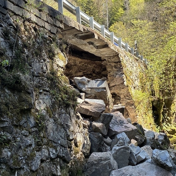 An der L 148 im Wehratal ist eine St�tzmauer eingebrochen � der Schaden ist von der Fahrbahn aus nicht sichtbar.