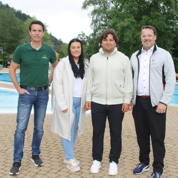 Markus Bolz mit P�chter Christian Patarcic und seiner Frau sowie B�rgermeister Marcel Schneider 