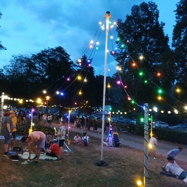Lichter und Besucher im Kurpark 