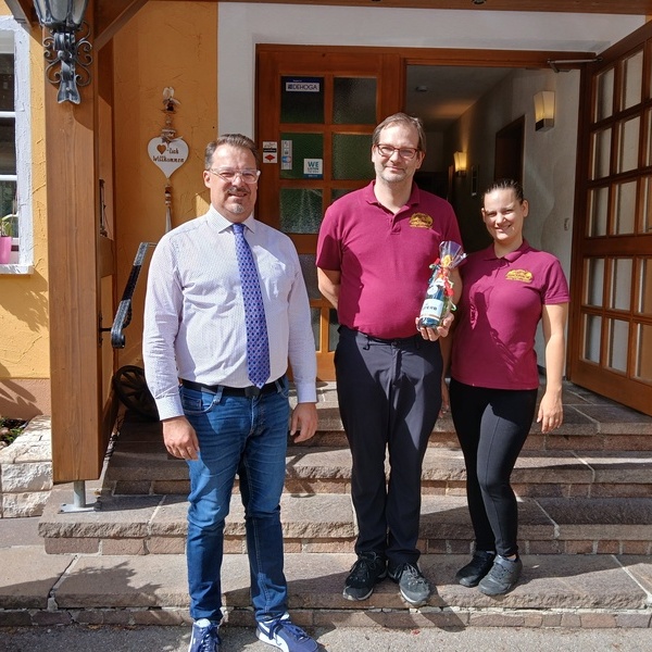 B�rgermeister Marcel Schneider mit Renata und Martin Missura 
