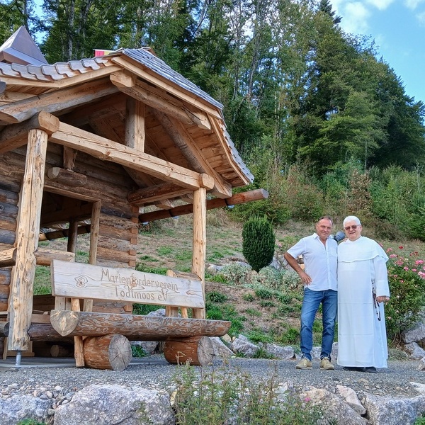Volker Albiez mit Pater Roman
