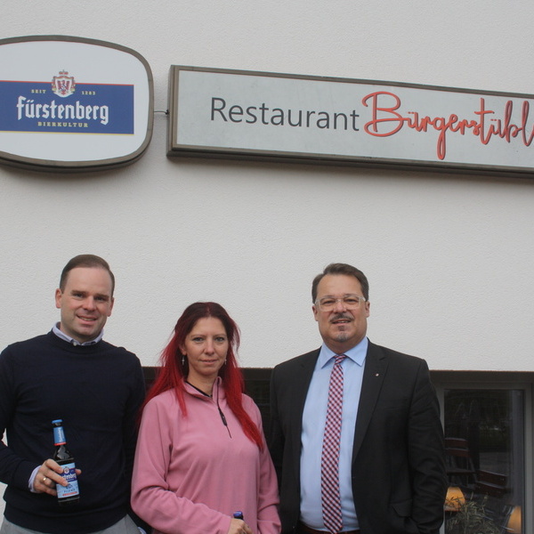 Julian Lorenz, Nihal Kayali und B�rgermeister Marcel Schneider 