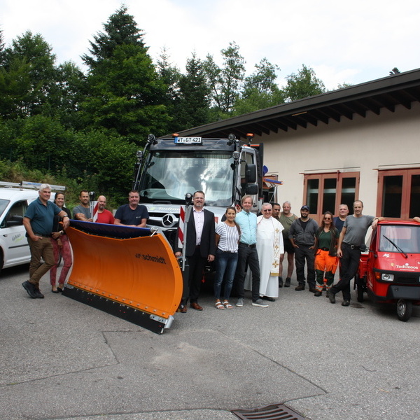 Brgermeister Marcel Schneider, der Gemeinderat Todtmoos, Pater Mirko und das Bauhof Team 
