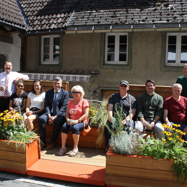 Landrat Dr. Kistler, Brgermeister Marcel Schneider, Vertretern des Gemeinderates und der Gemeinde Todtmoos sowie Einzelhndler der Hauptstrae beim Probesitzen