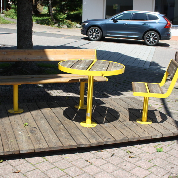 Sitzgelegenheit mit Tisch laden zum verweilen ein