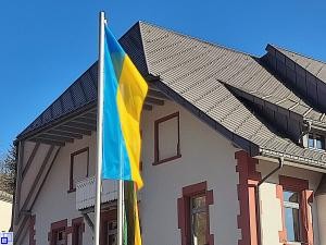 Ukrainische Flagge am Rathaus